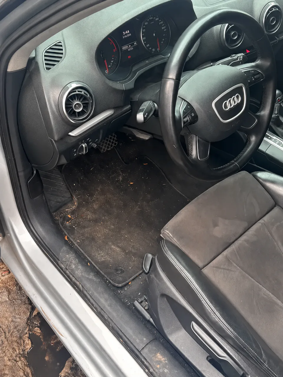 Interior del vehículo antes del lavado